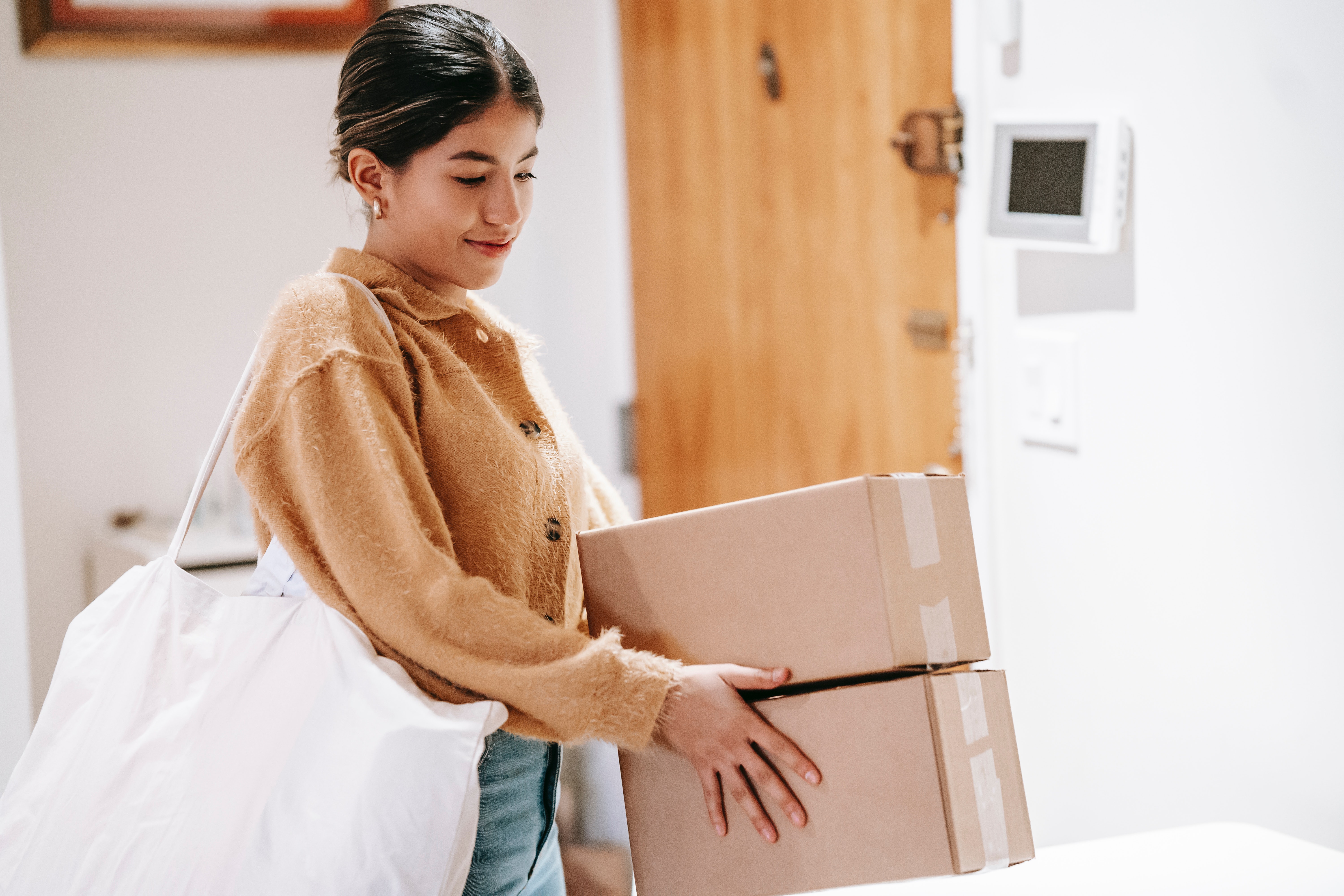 LocketGo-woman with boxes